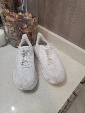 Hoka One One Clifton 9 Women's Size 7 D (Wide) Running Shoes White